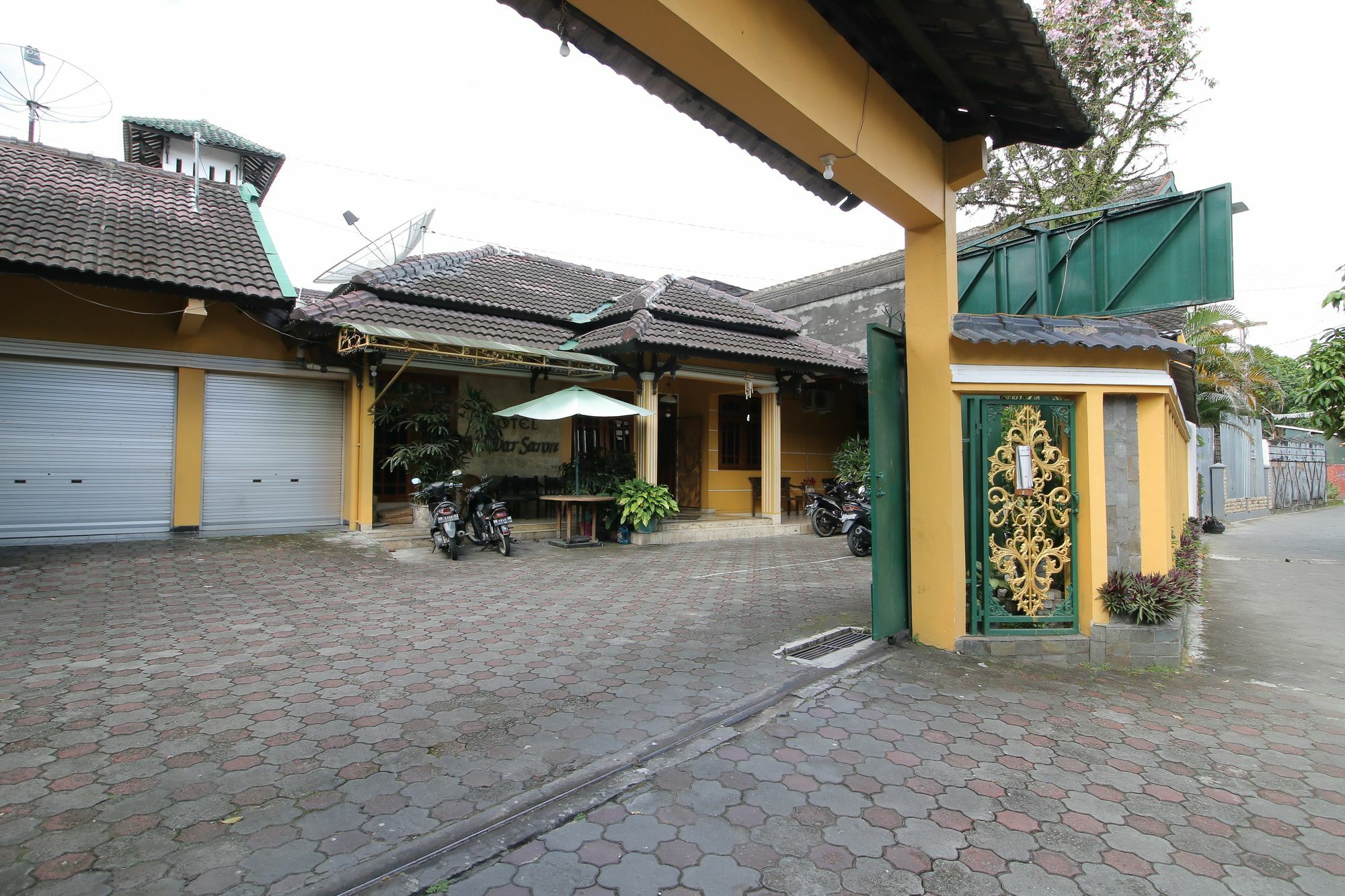 Oyo 392 Hotel Mawar Saron Yogyakarta Bagian luar foto
